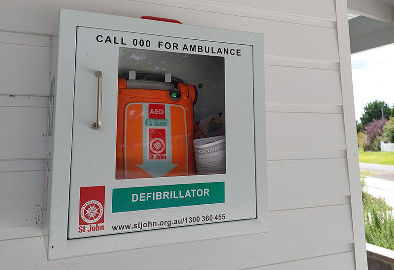collector-hall-emergency-defibrillator-800x550